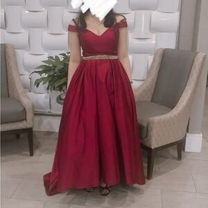 Betsy & Adam. Crimson Red color. US size 4 (waist~27 in, arm~9.5 in, bust~34 in)